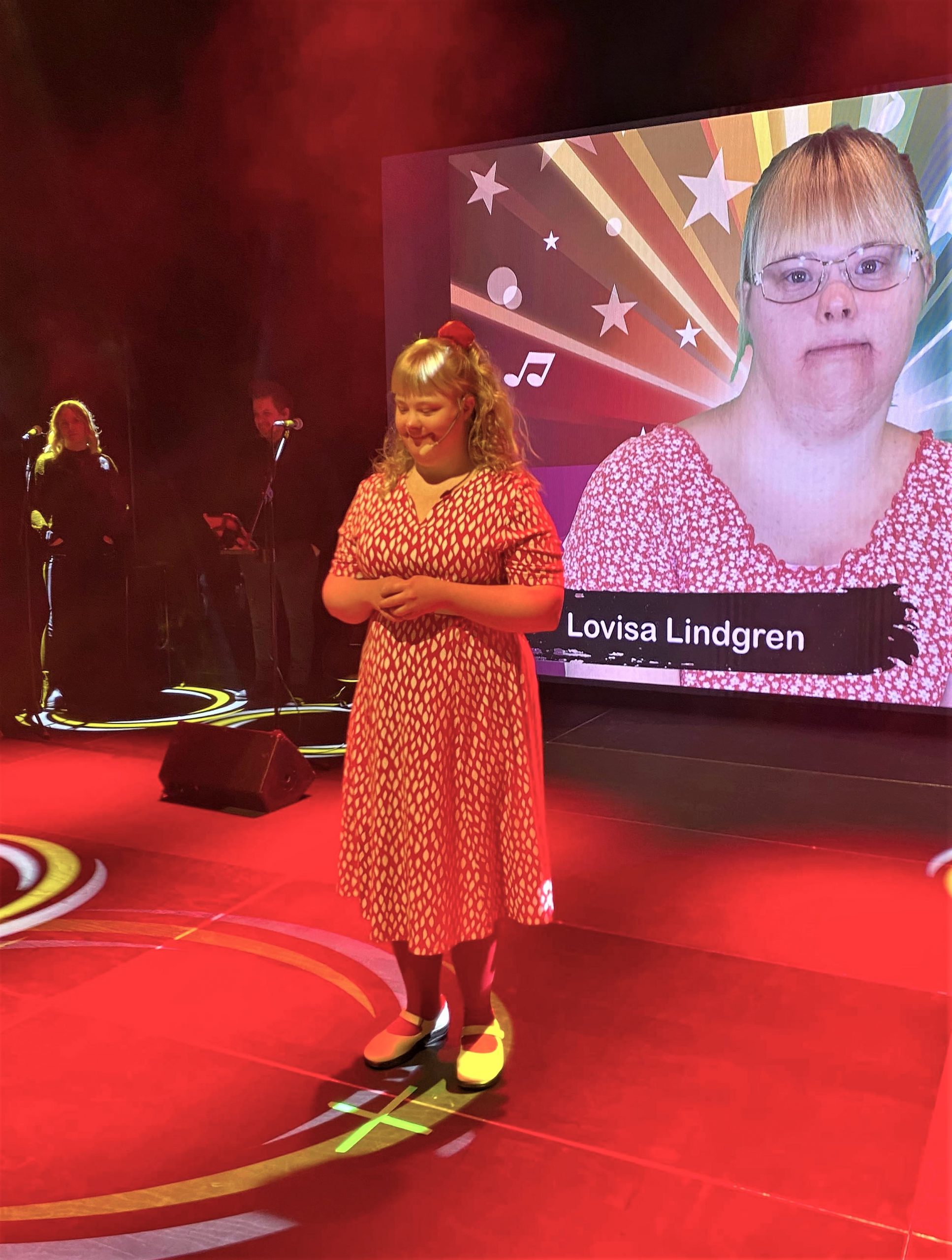 Lovisa sjunger och dansar