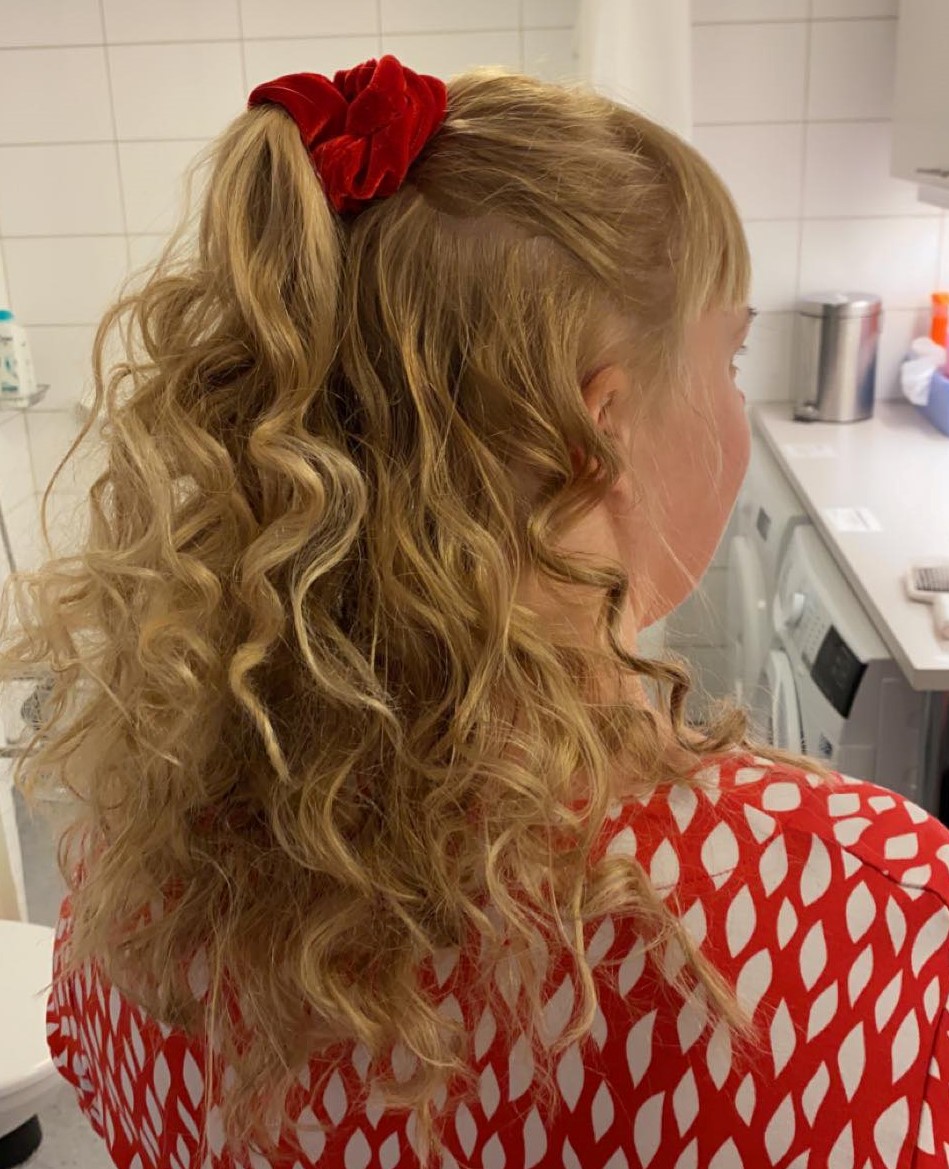 Lovisa gör sig fin i håret