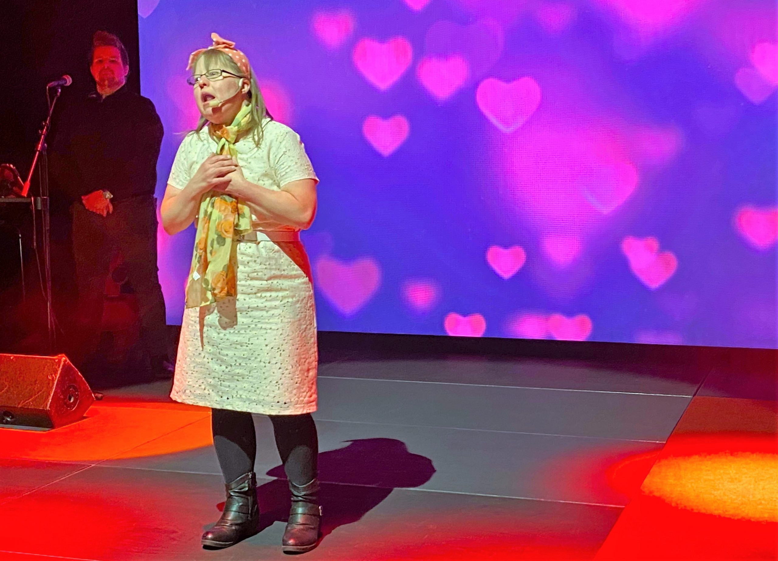 Marie sjunger egen låt