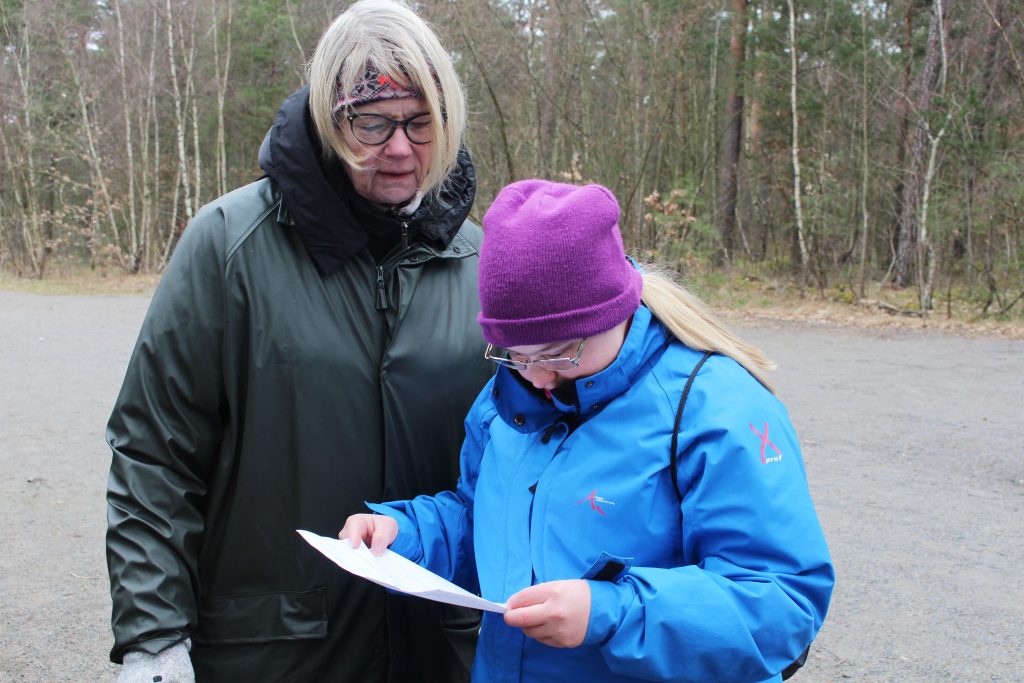 Eva och Lovisa läser information