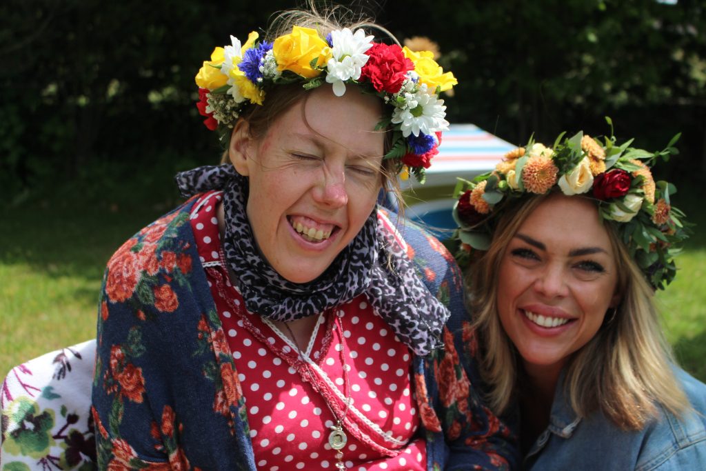 Deltagare på midsommarfest