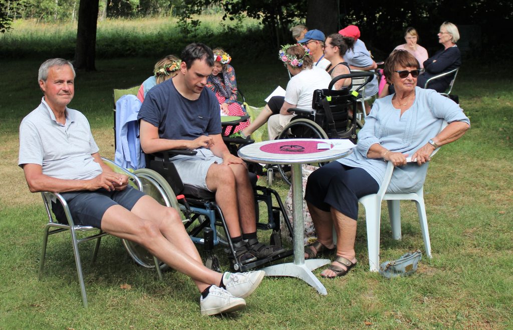 Deltagare på midsommarfest