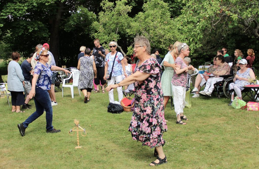 Deltagare som dansar
