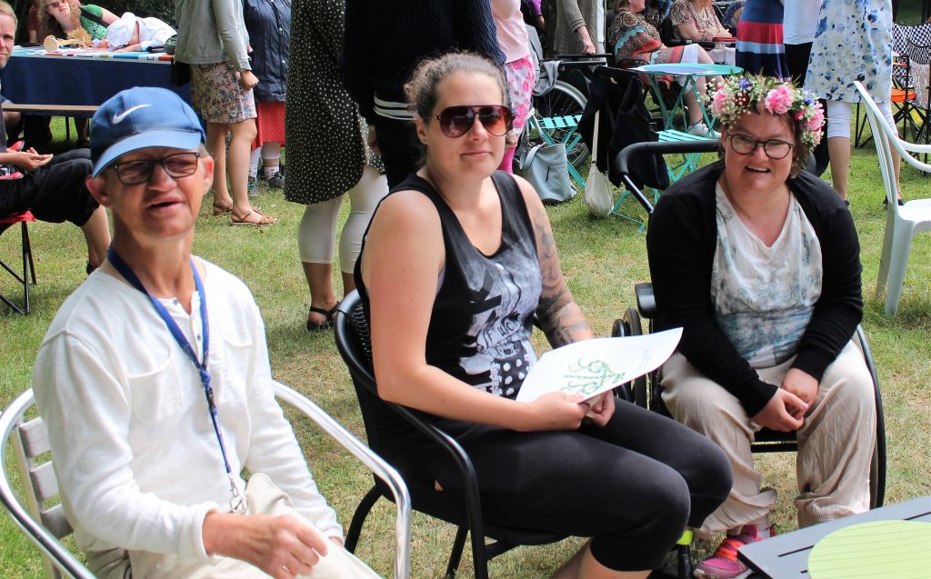 Deltagare på midsommarfest