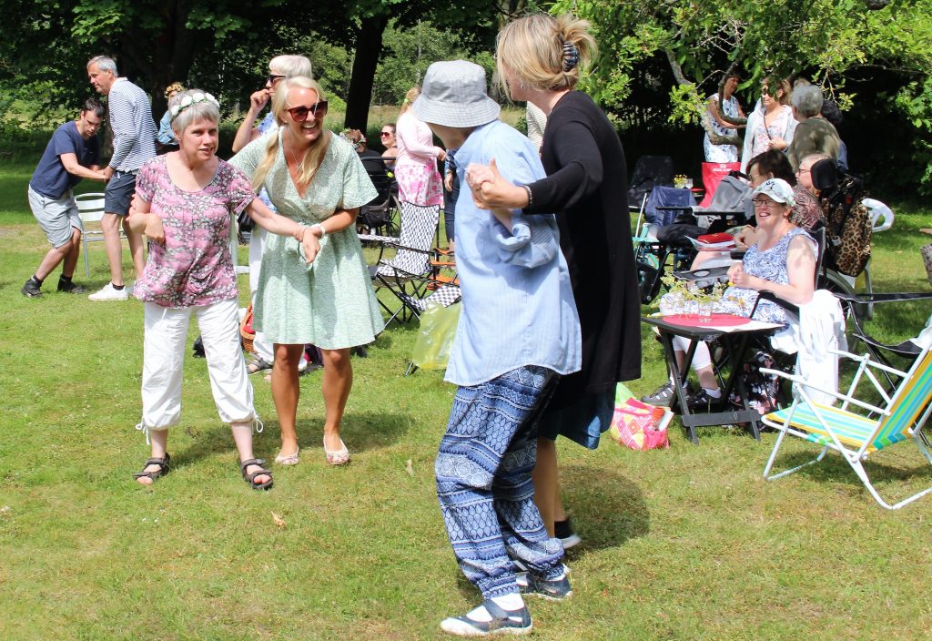 Deltagare som dansar