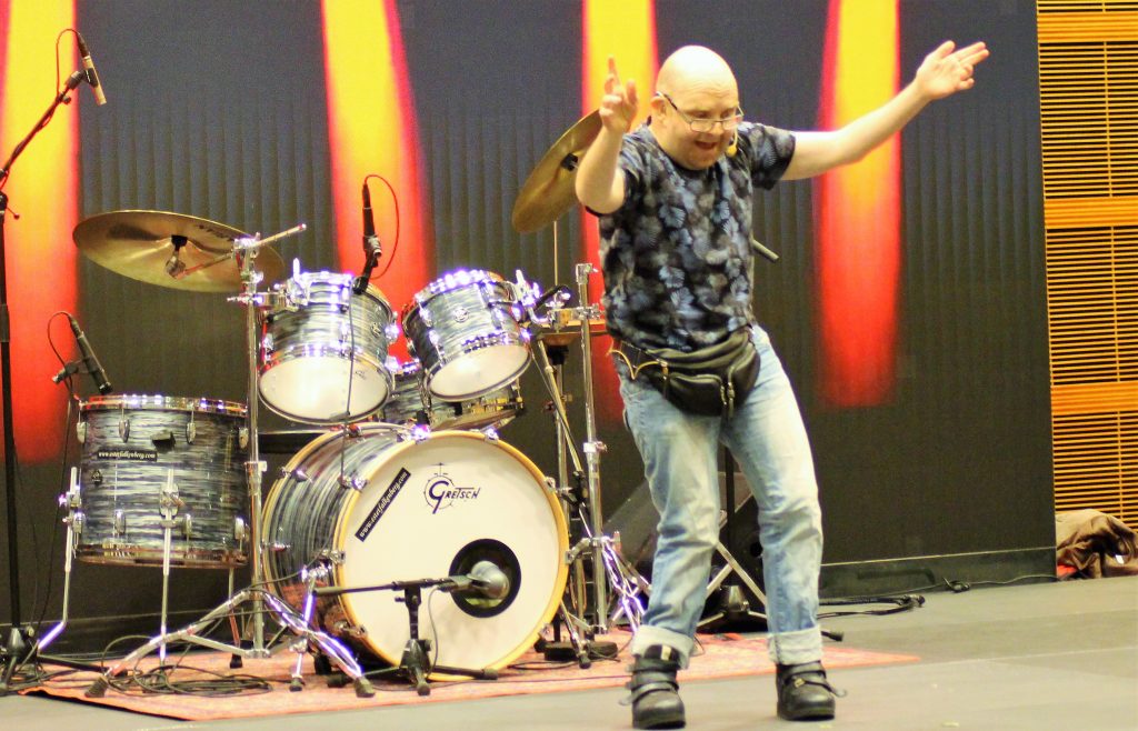 Björn sjunger på scenen