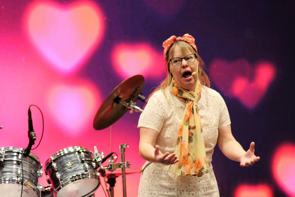 Marie sjunger på scenen