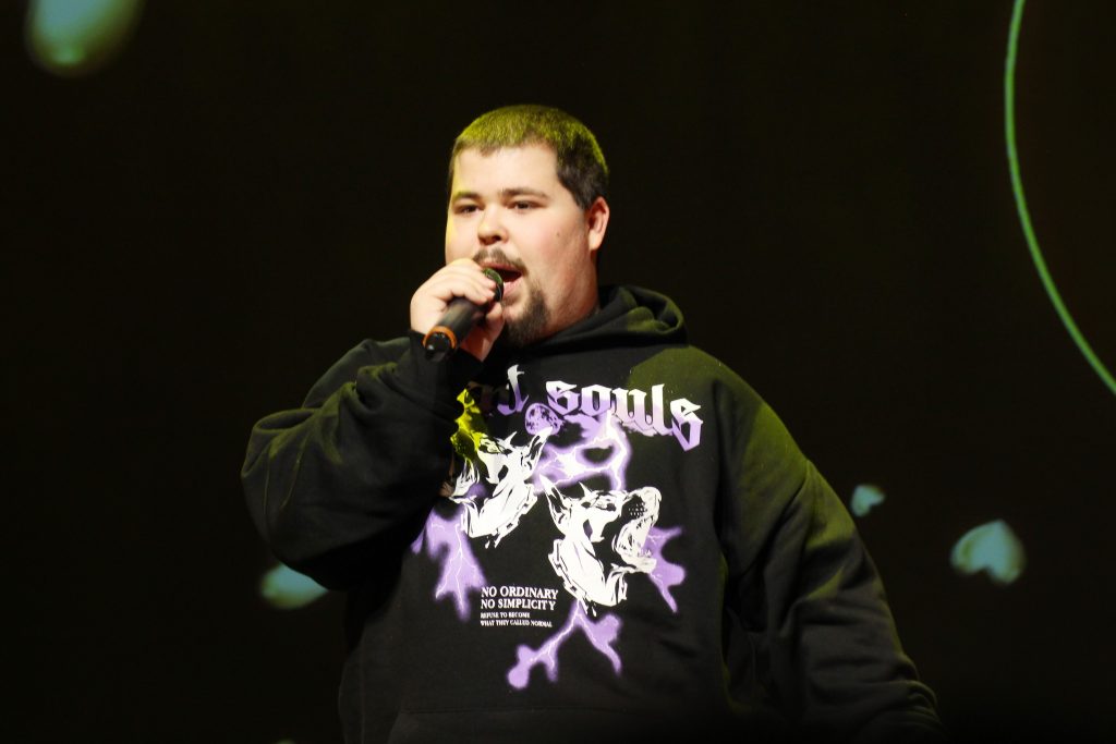 Adam sjunger 