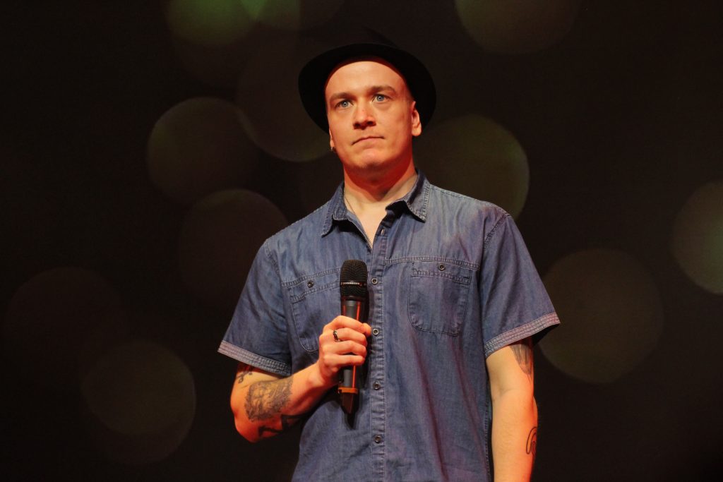 Petter sjunger
