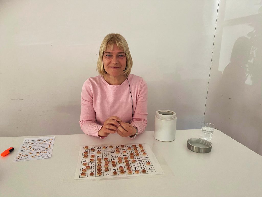 Charlott sköter utrop
