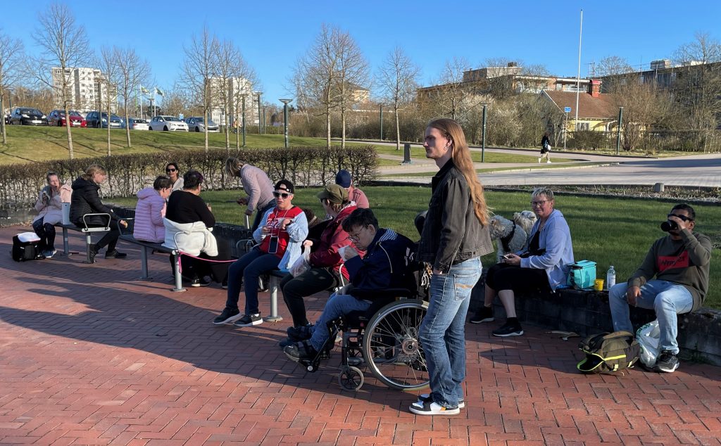 Deltagare fikar i rondellen