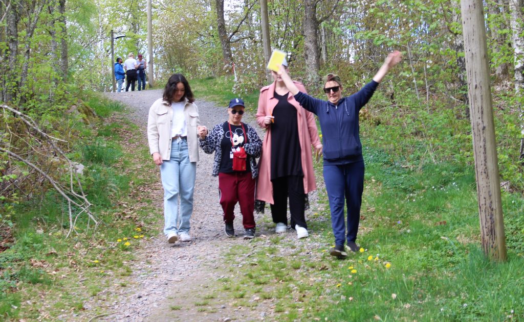 Deltagare som promenerar