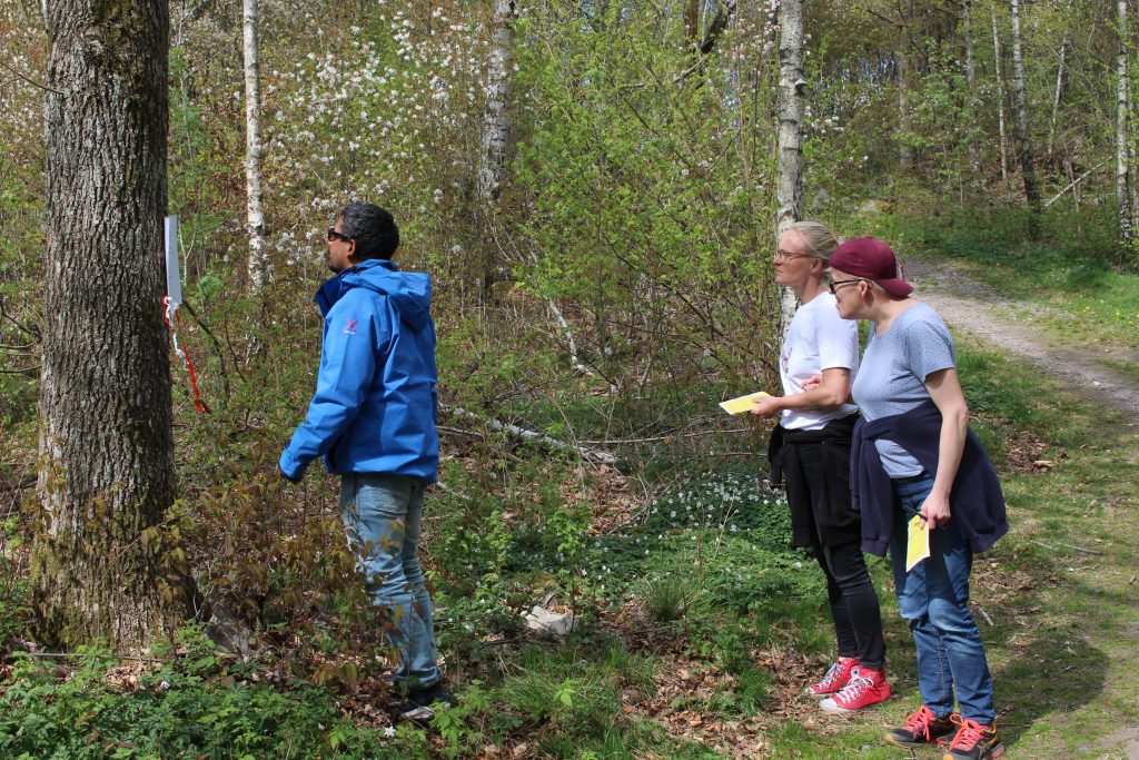 Deltagare som promenerar