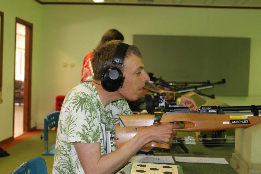 Oskar skjuter
