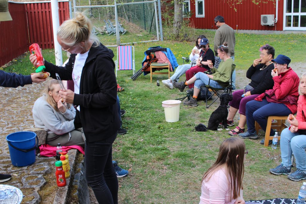 Deltagare grillar korv