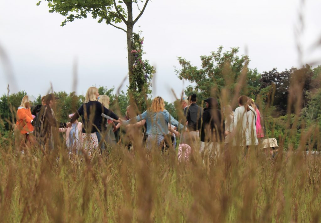 Dans kring midsommarstången