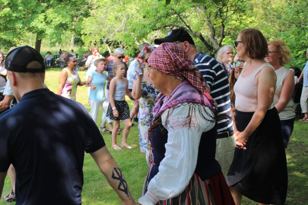 Dans kring midsommarstången