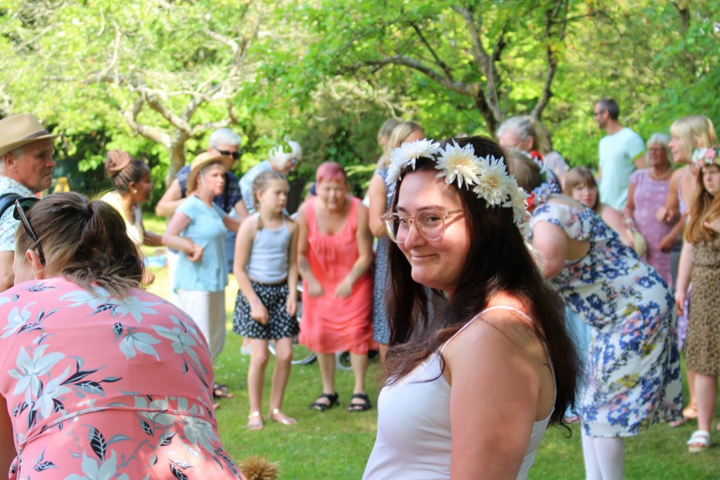 Dans kring midsommarstången