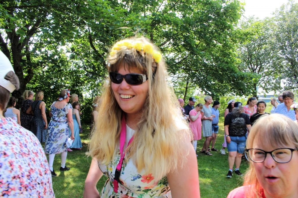 Olivia i midsommarkrans