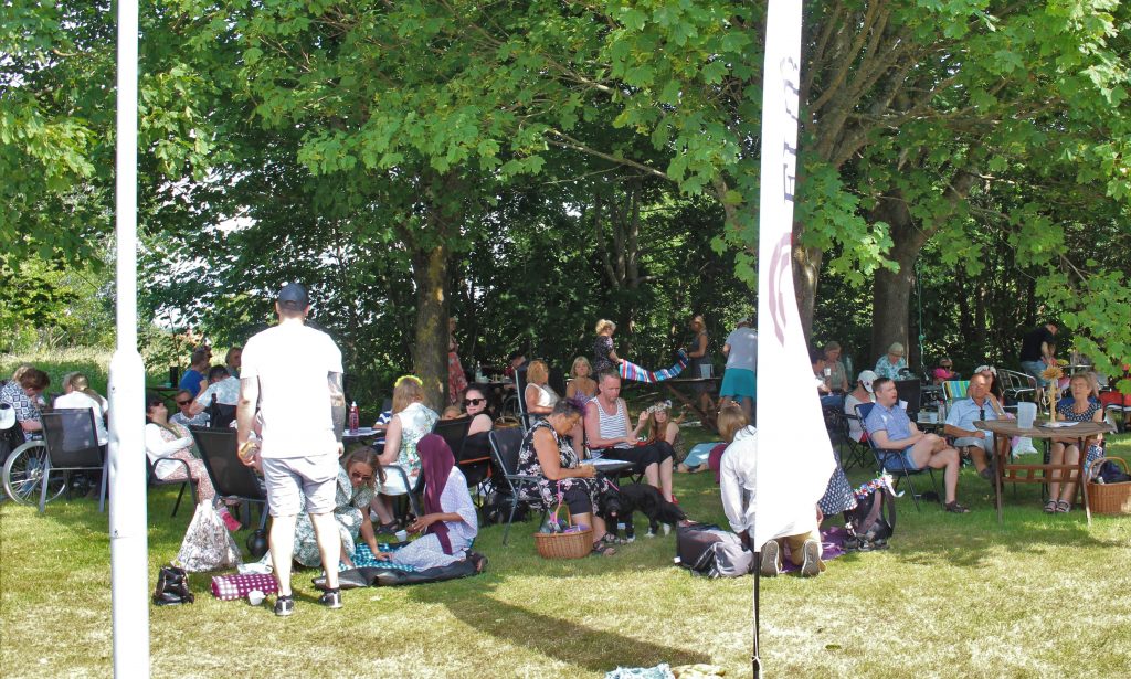Deltagare på midsommarfest