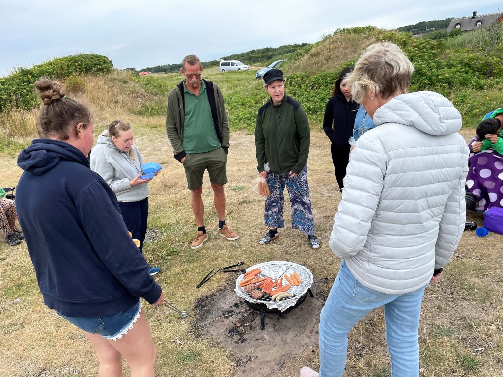 Deltagare som grillar