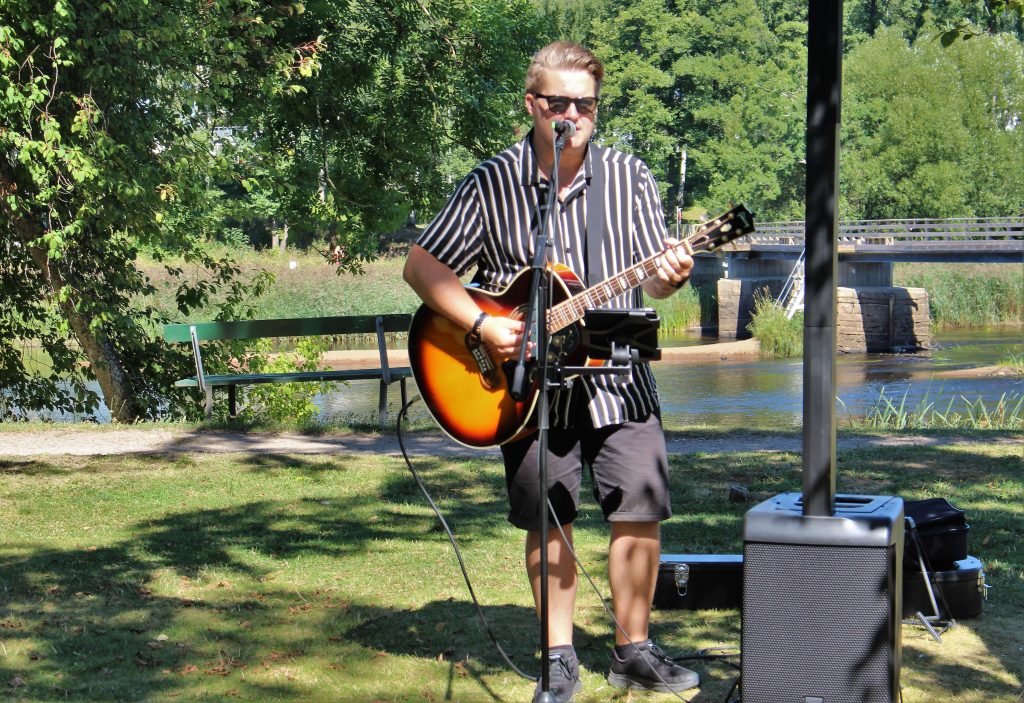 Simon spelar gitarr