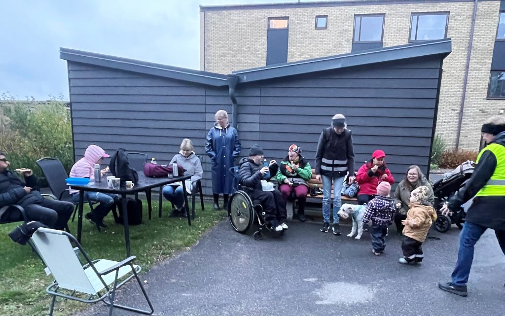 Deltagare som fikar