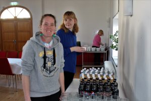 Sara och Rebecka ordnar drickan