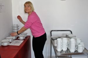 Charlott fixar kaffekoppar