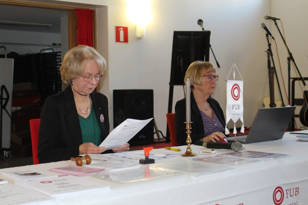 Karin ordförande och Monica sekreterare