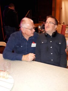 Curt och Fredrik vilar sig mellan danserna