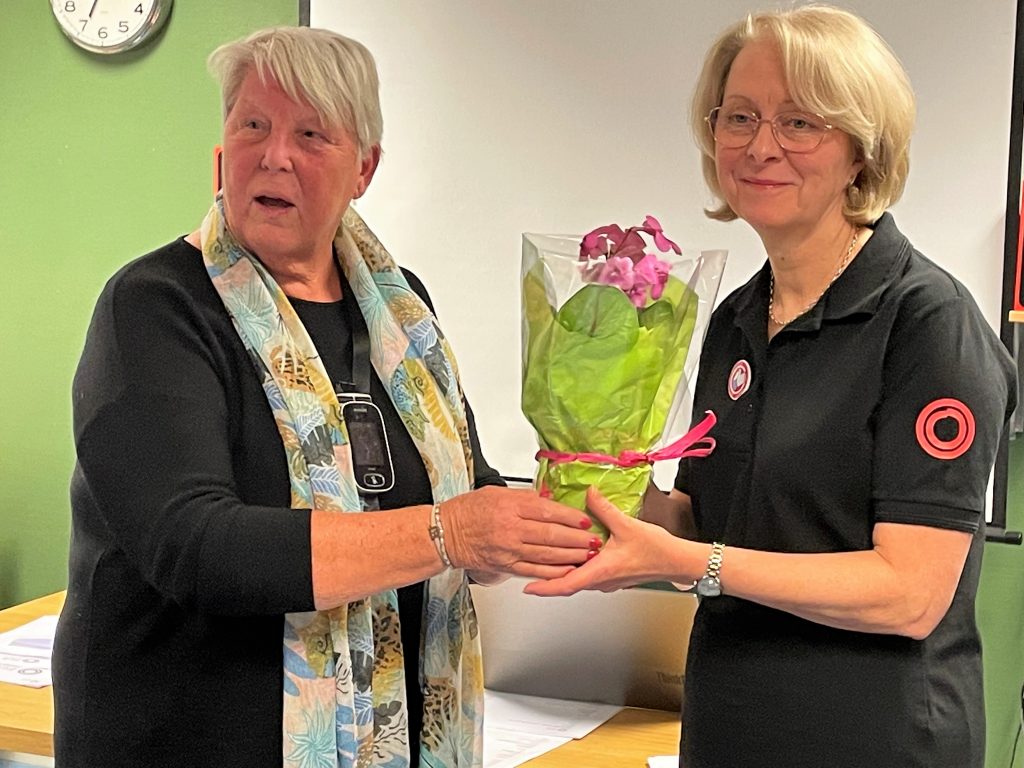 Karin avtackas med blomma