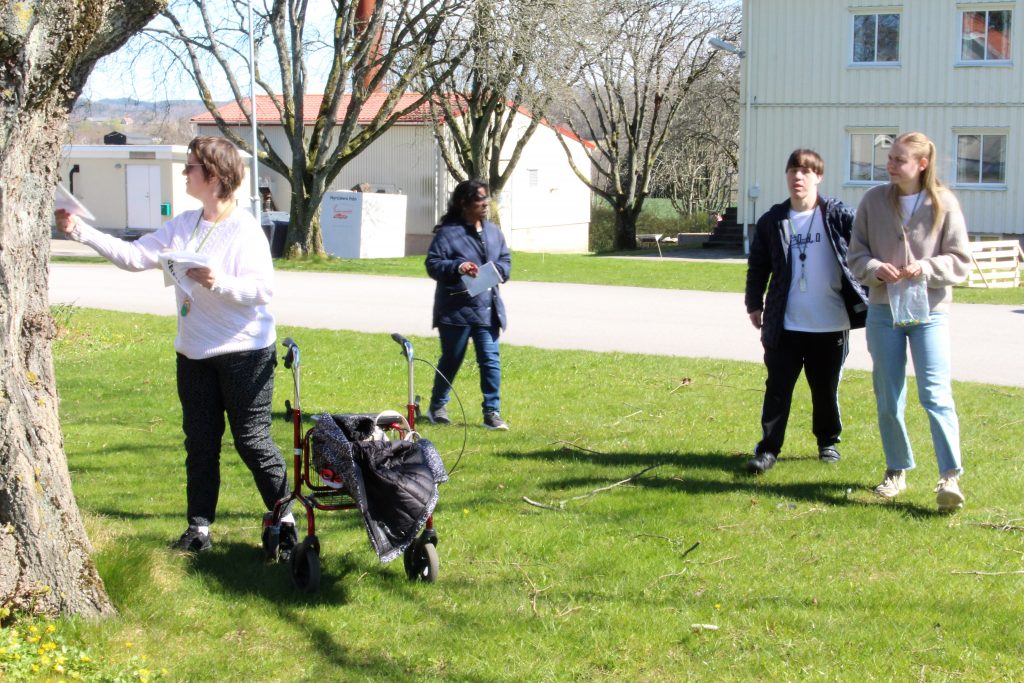 Deltagare läser frågor