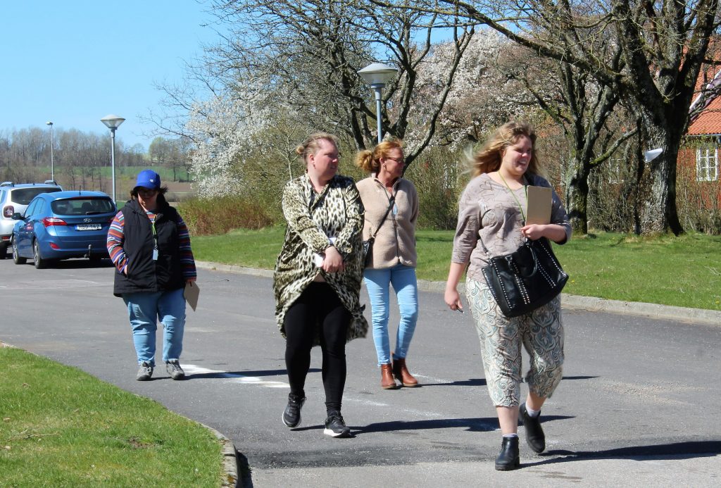 Deltagare promenerar
