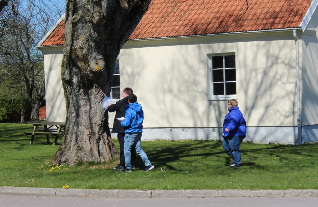 Deltagare läser frågor