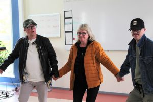 Johan, Eva-Lis och Mikael dansar