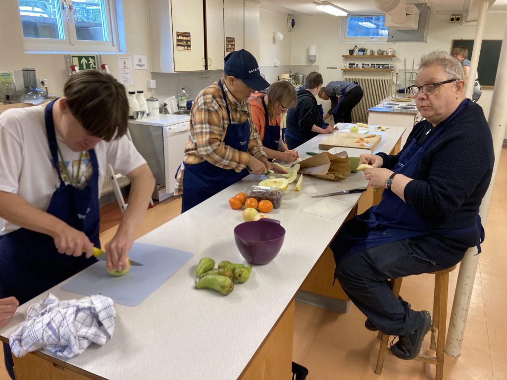 Deltagare lagar fruktsallad
