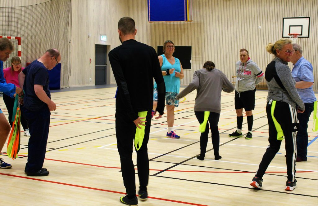 Deltagare som leker