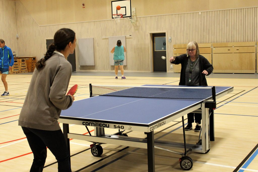 Deltagare spelar pingis