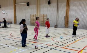 Deltagare som spelar boll