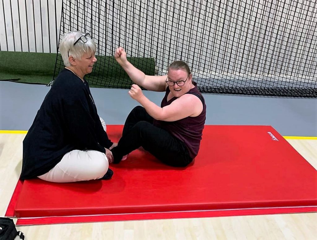 Deltagare som gör situps