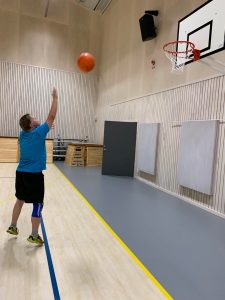 Deltagare som spelar basket
