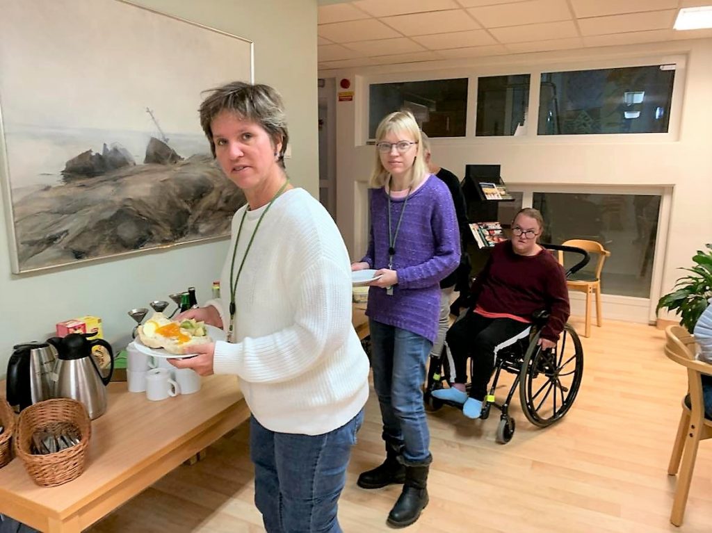 Deltagare som tar sallad