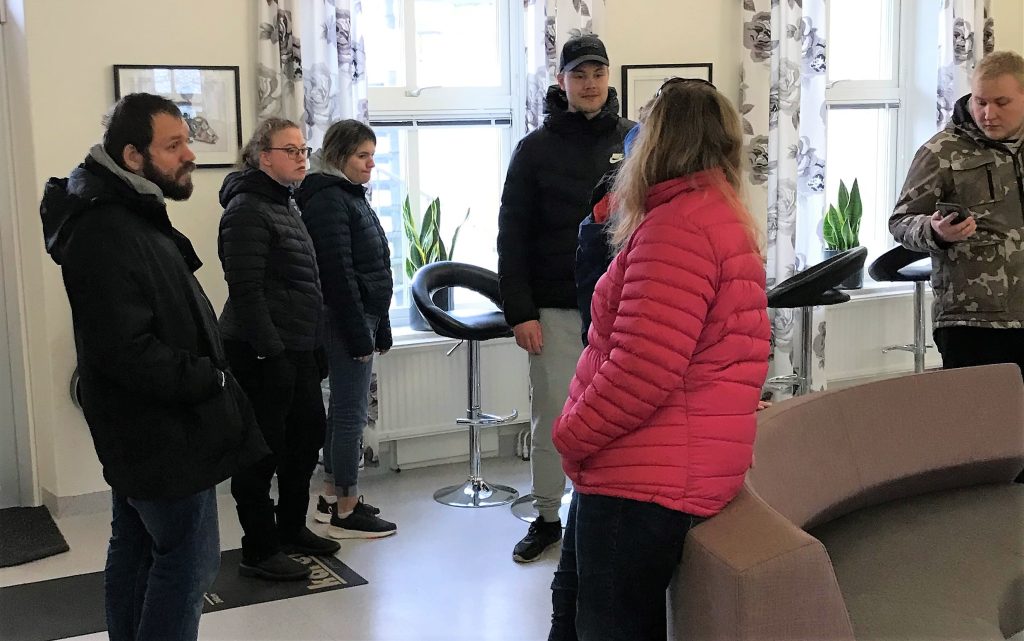 Deltagare inne på skolan