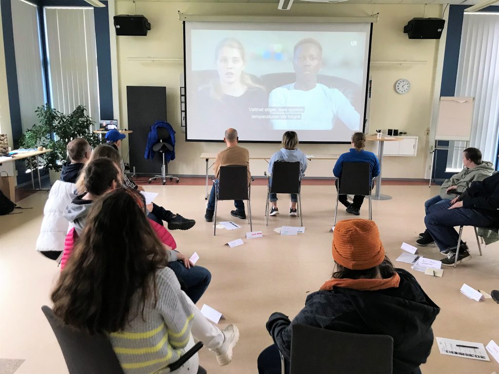 Deltagare som tittar på film