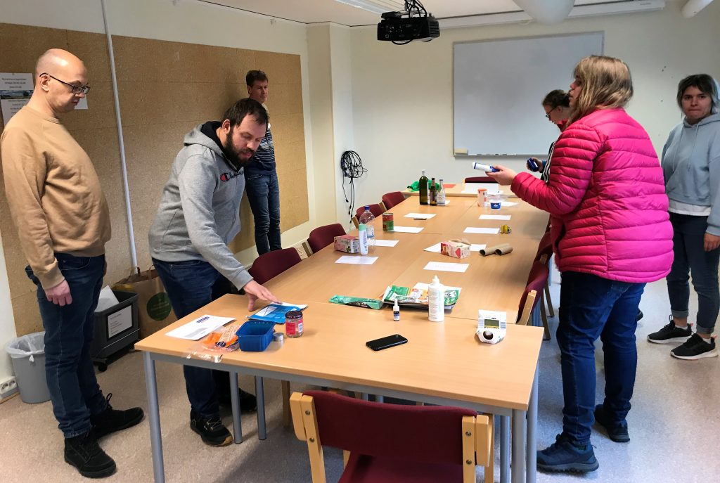 Deltagare som källsorterar.