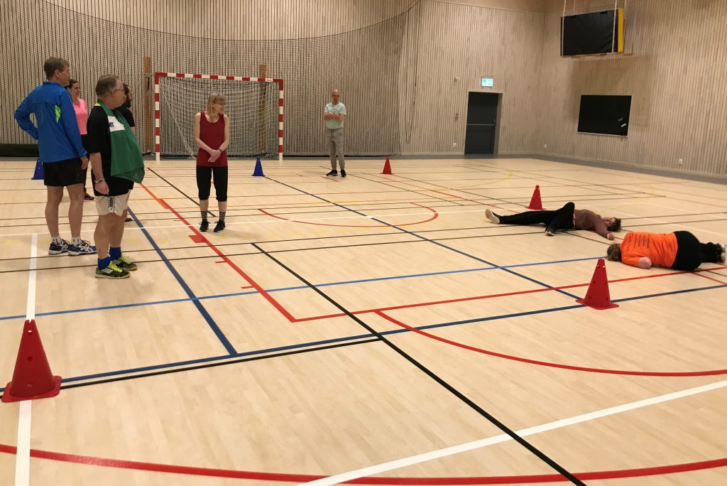 Deltagare i idrottshallen