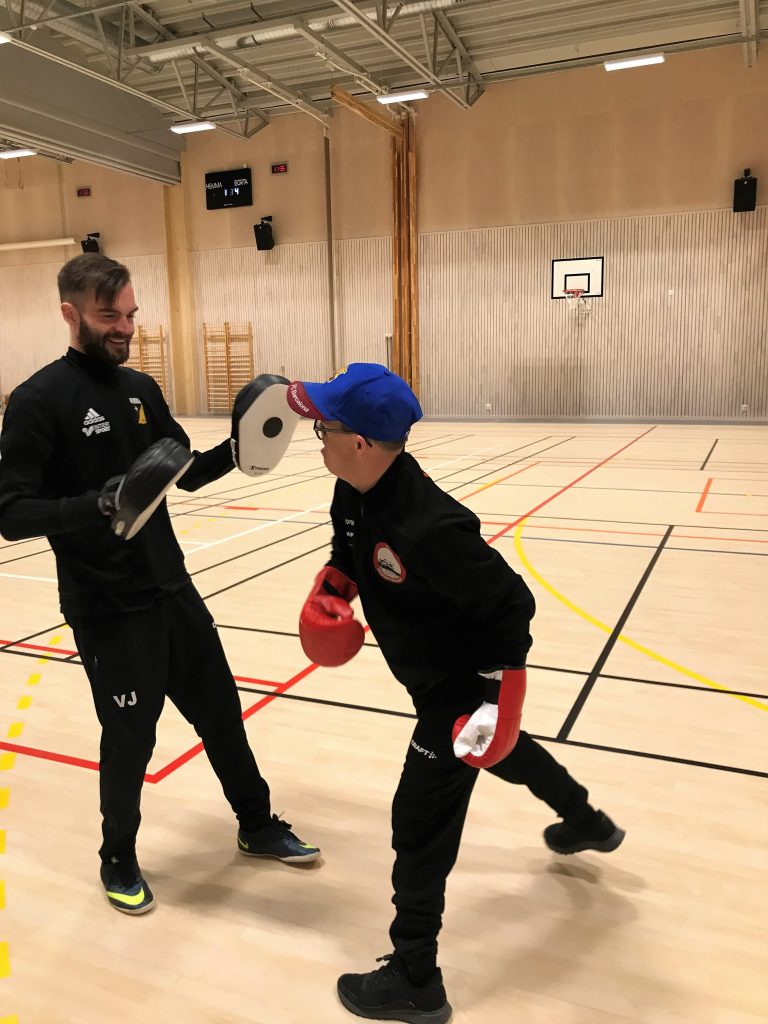 Victor och Mikael tränar boxning