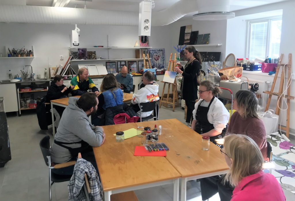 Deltagare som jobbar i verkstaden.