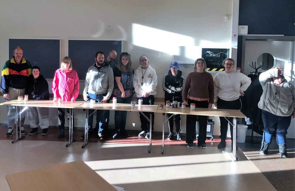 Deltagare visar sina glasburkar